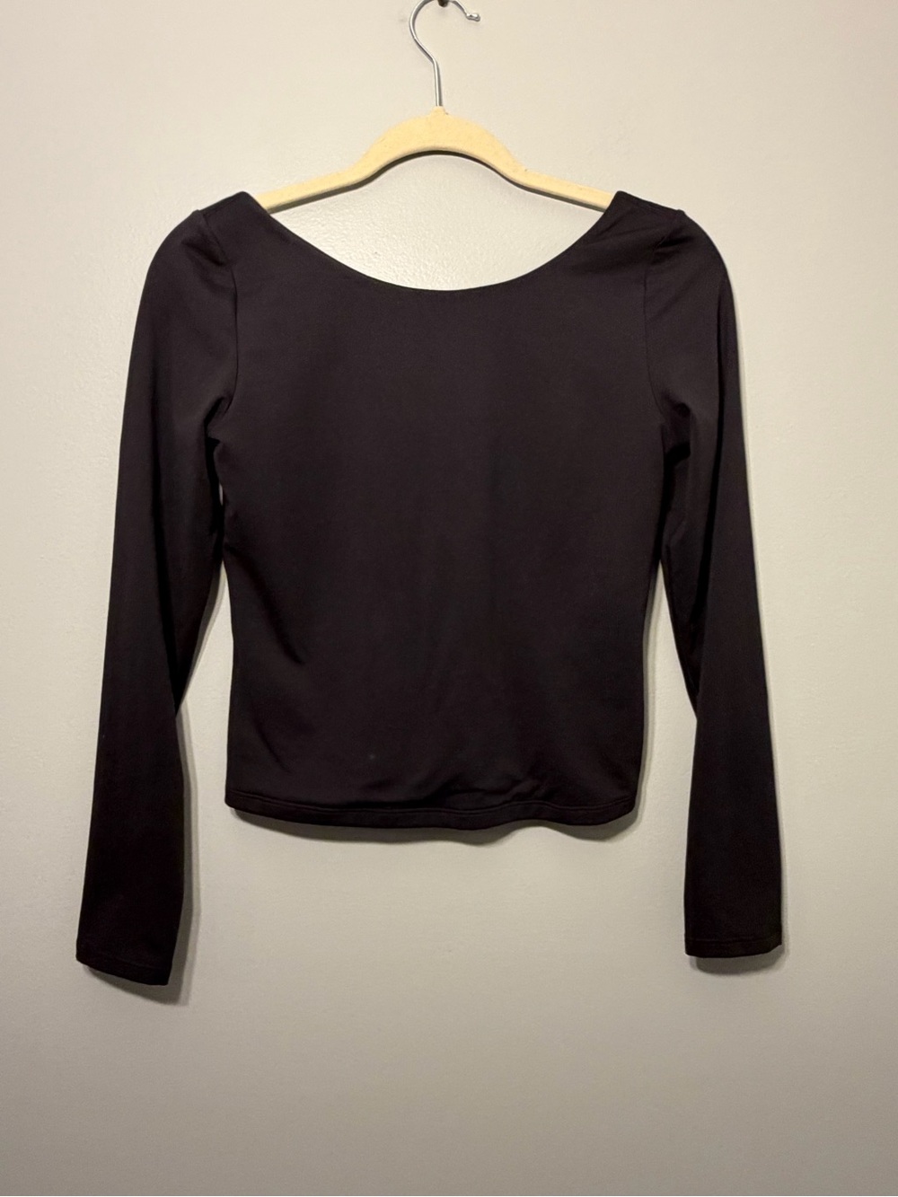 Offline Women's Black Long-Sleeve Scoop Neck Backless Tee
